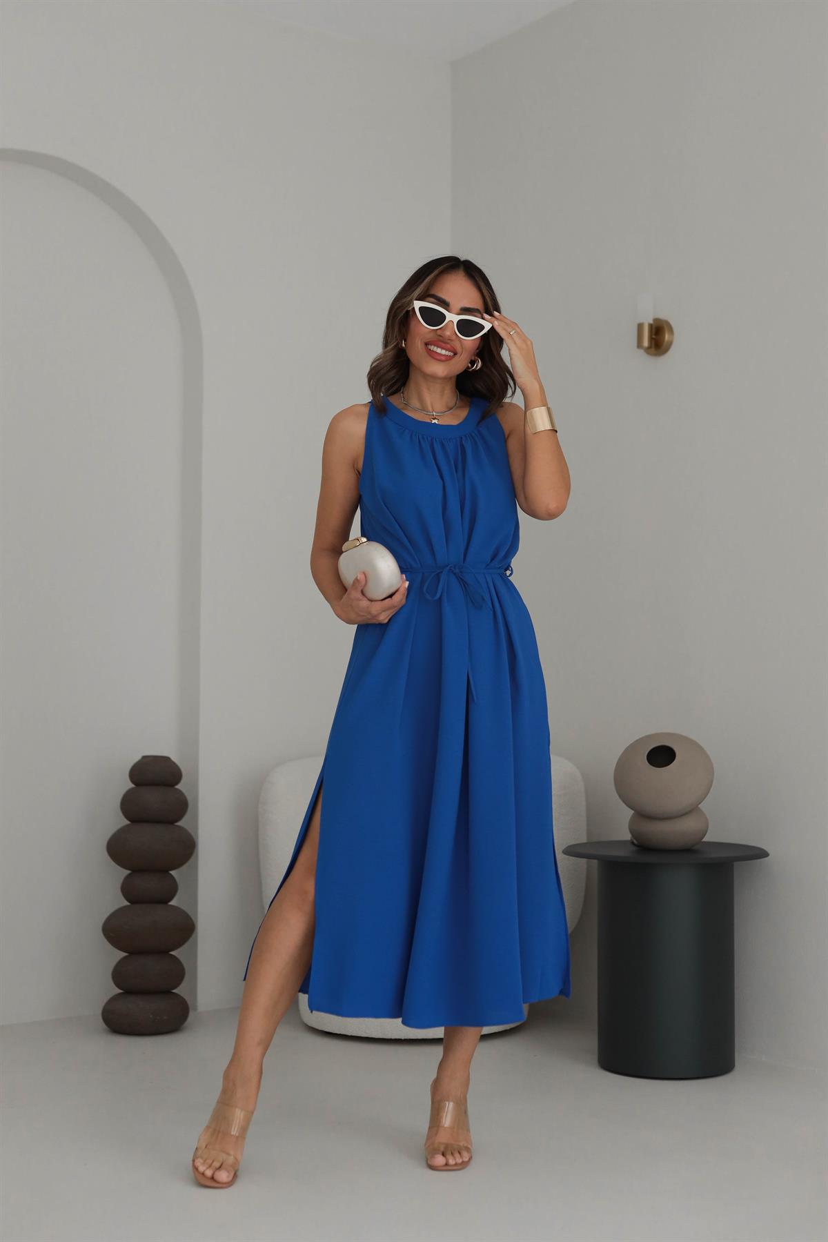 1402 Yandan Yırtmaçlı Bel Kuşaklı Sıfır Kol Elbise