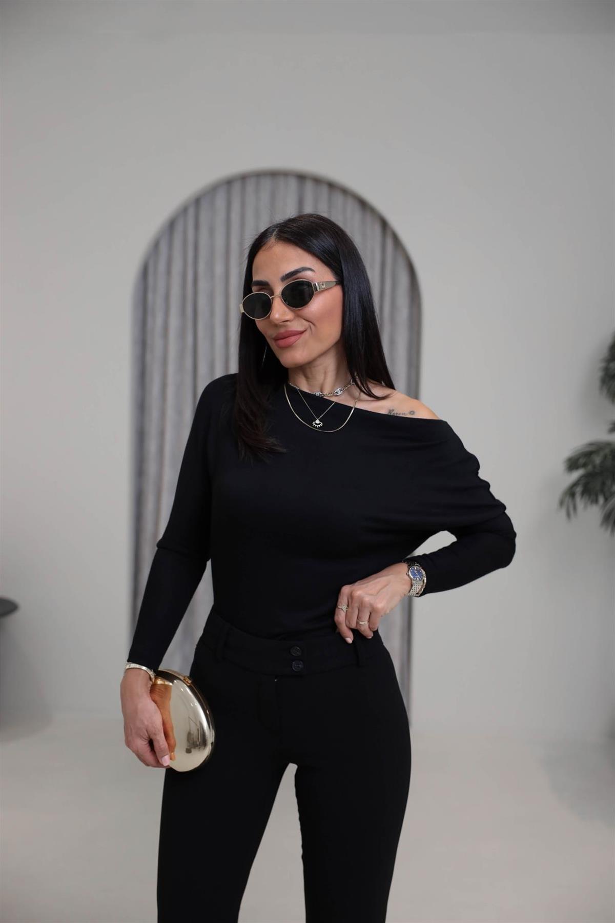 0481 Kayık Yaka Dökümlü Pamuklu Bluz SİYAH