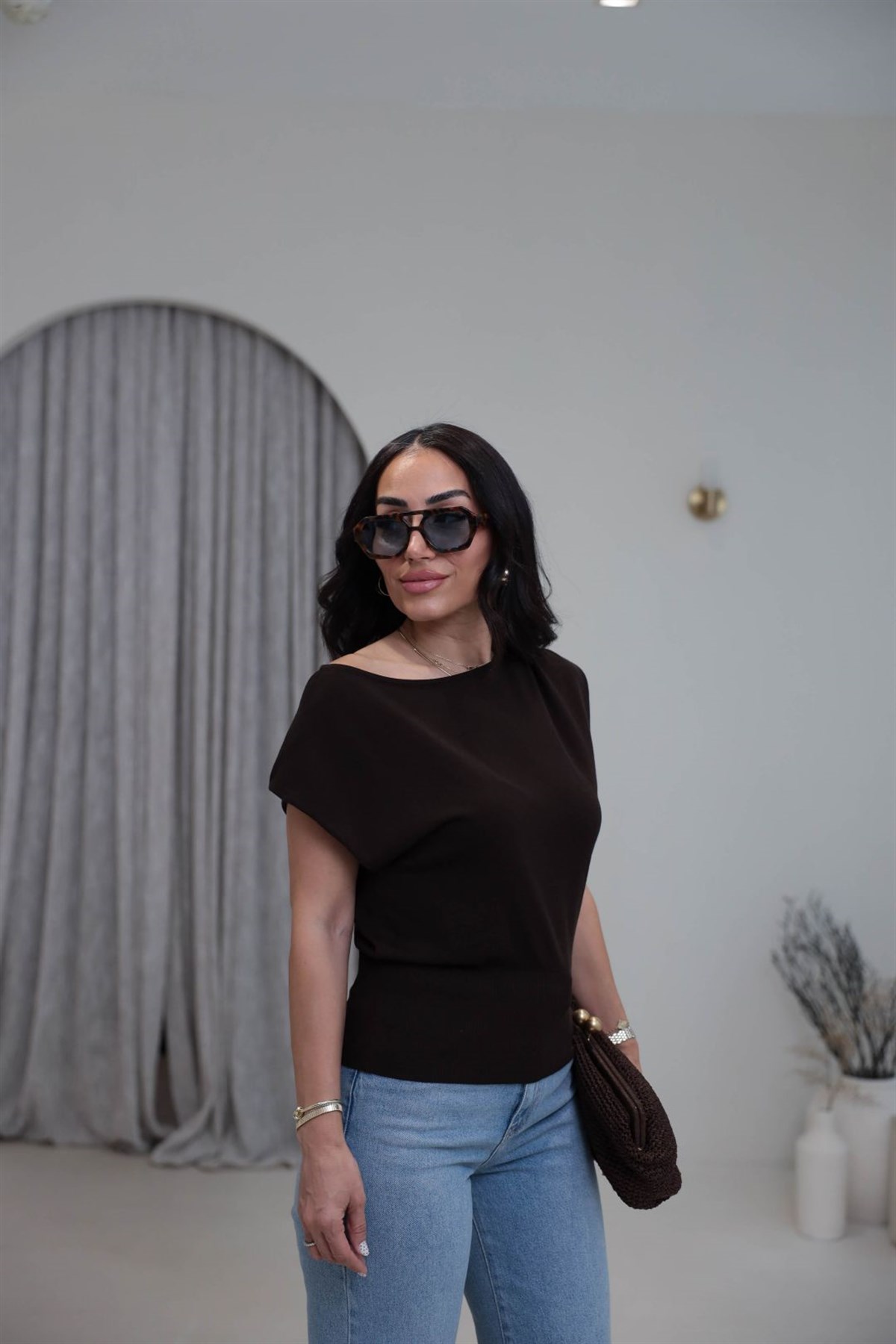 0870 Kayık Yaka Sıfır Kol Altı Lastikli  Bluz ACI KAHVE