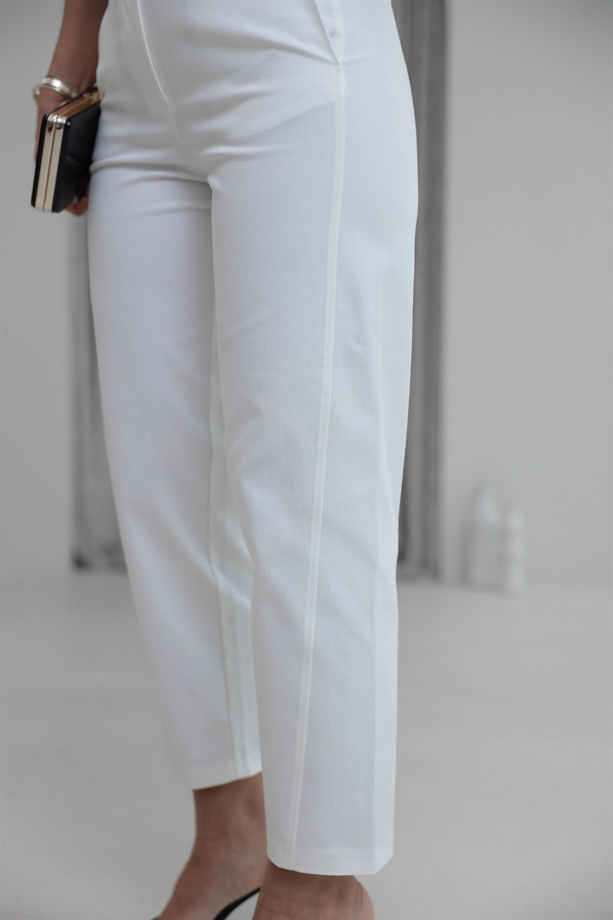 9957 Düz ve Rahat Kesim Kumaş Pantolon EKRU