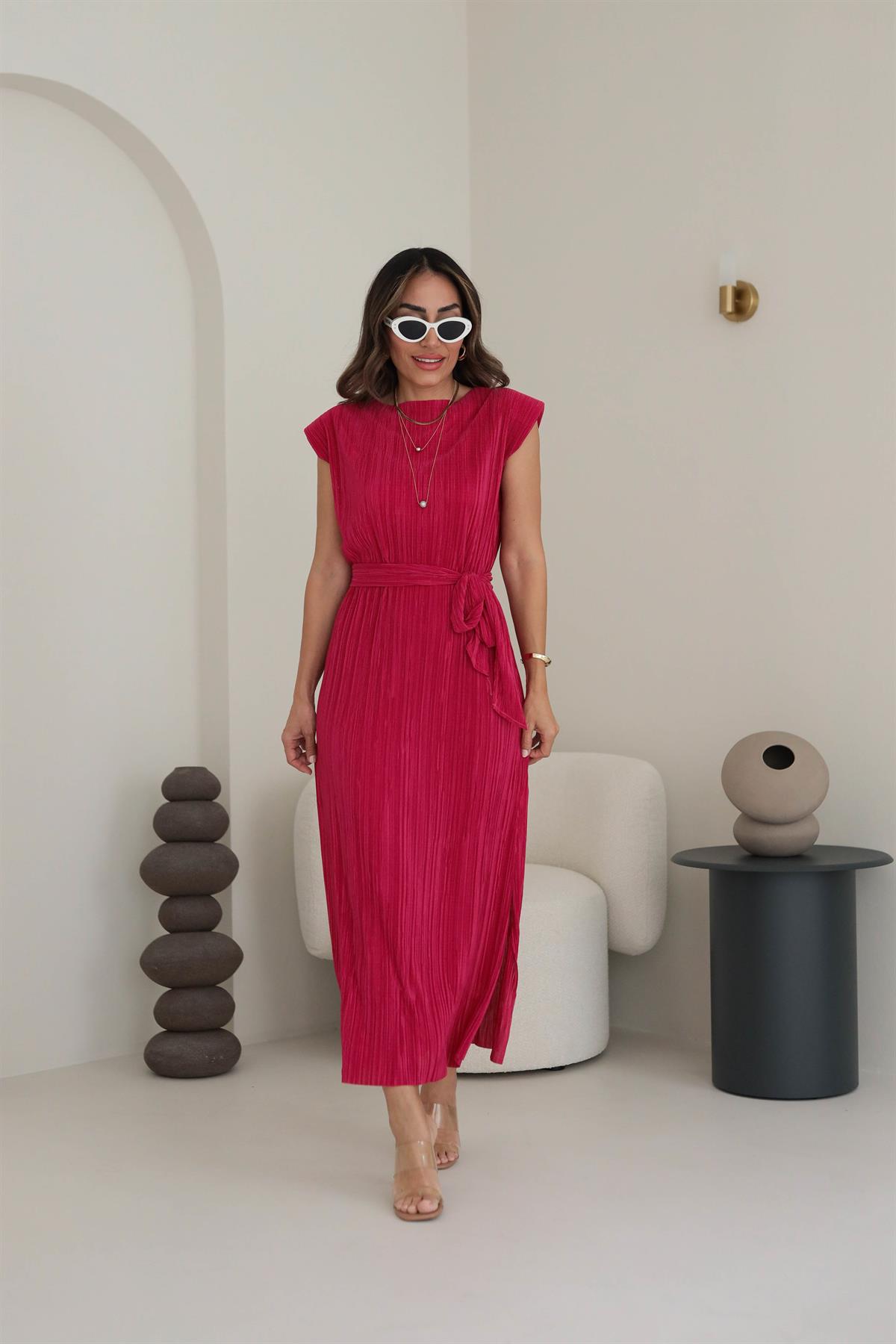 9689 Omuzları Vatkalı Bel Kuşaklı Pilili Elbise