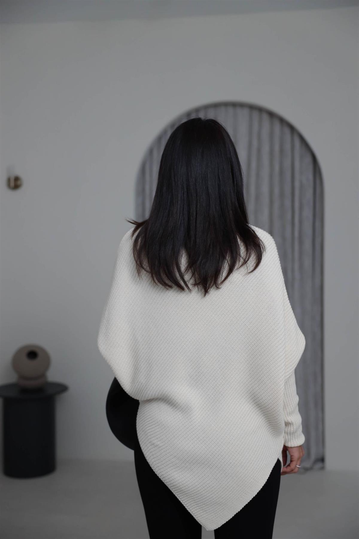 2574 Balıkçı Yaka Asimetrik Triko Kazak KREM