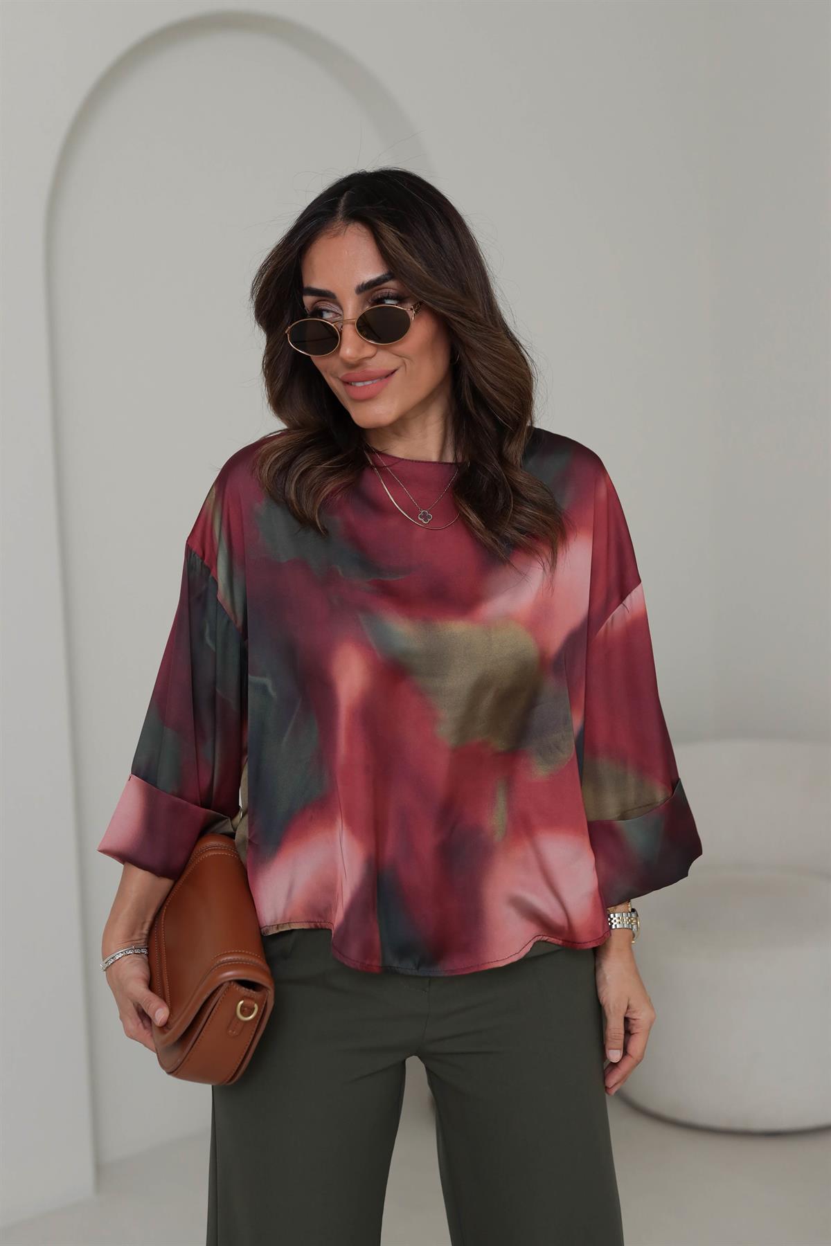 7980 Kol Katlamalı Patcwork Desenli Saten Bluz RENKLİ