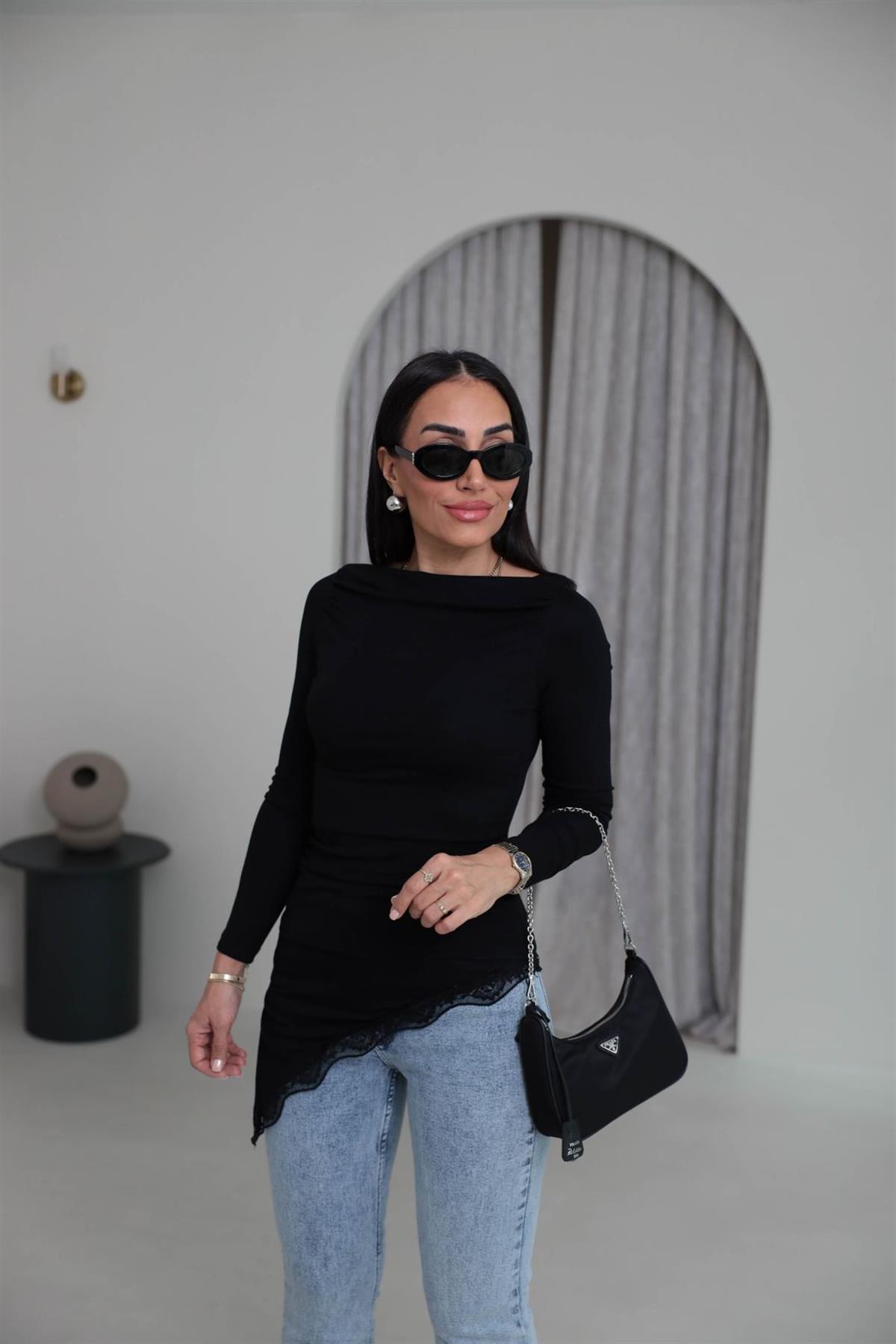 7505 Asimetrik Kesim Dantel ve Drape Detaylı Kayık Yaka Bluz SİYAH