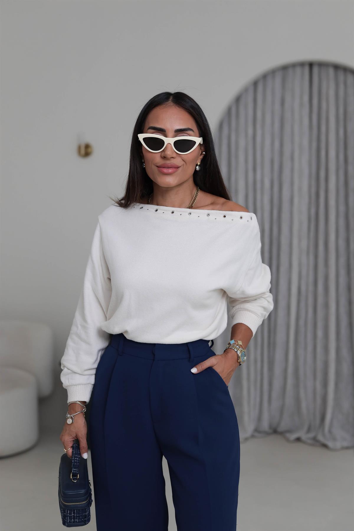 Kayık Yaka Kuşgözü Detay Orj Yumoş Bluz EKRU