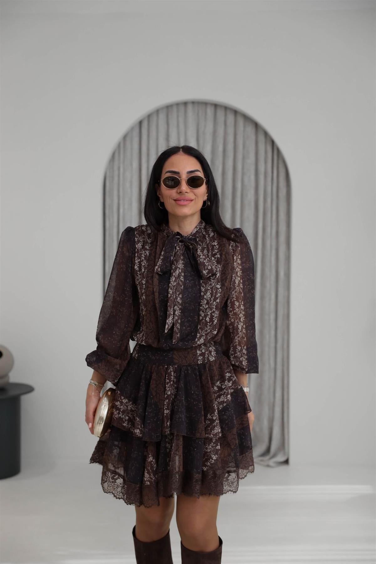 3872 Yaka Bağlamalı Desenli Kat Kat Şifon Elbise KAHVE