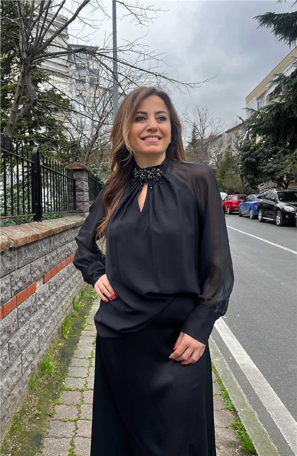 Aksesuar Detaylı Şifon Kollu Bluz