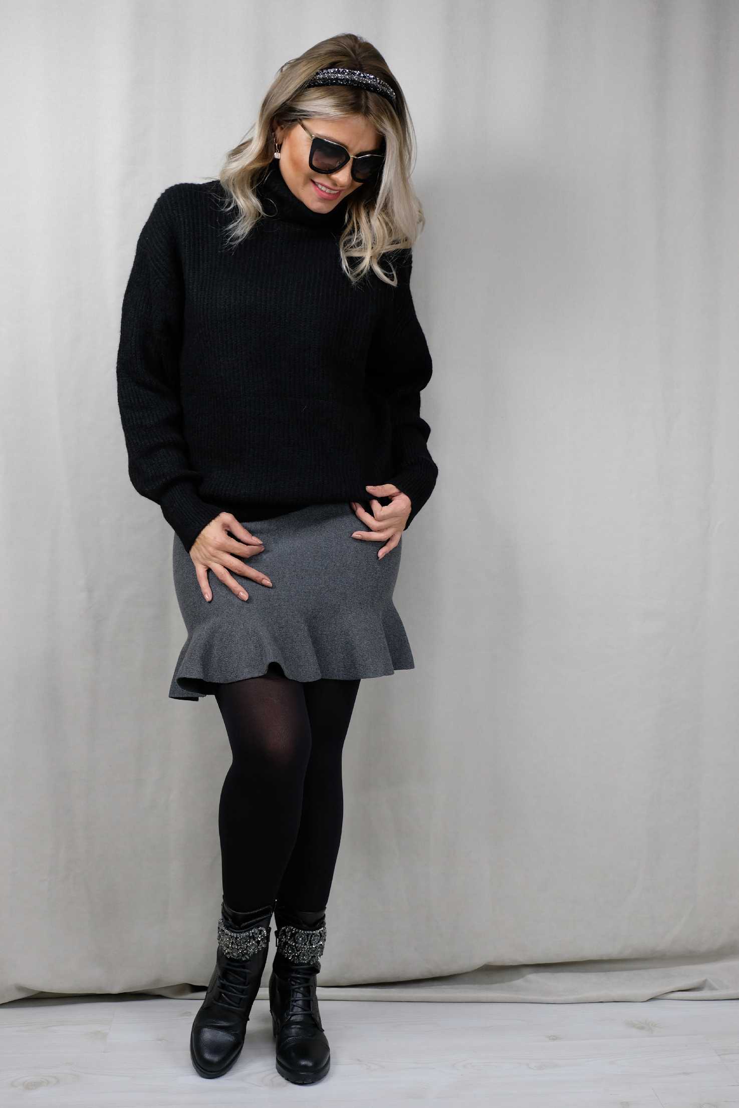Gri Etek Ucu Volanlı Triko Etek