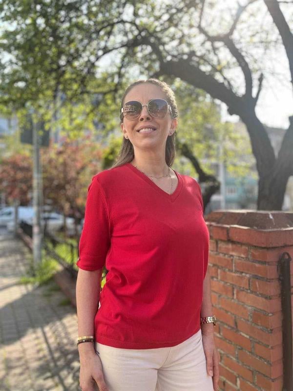 V Yaka Düğme Detaylı Triko