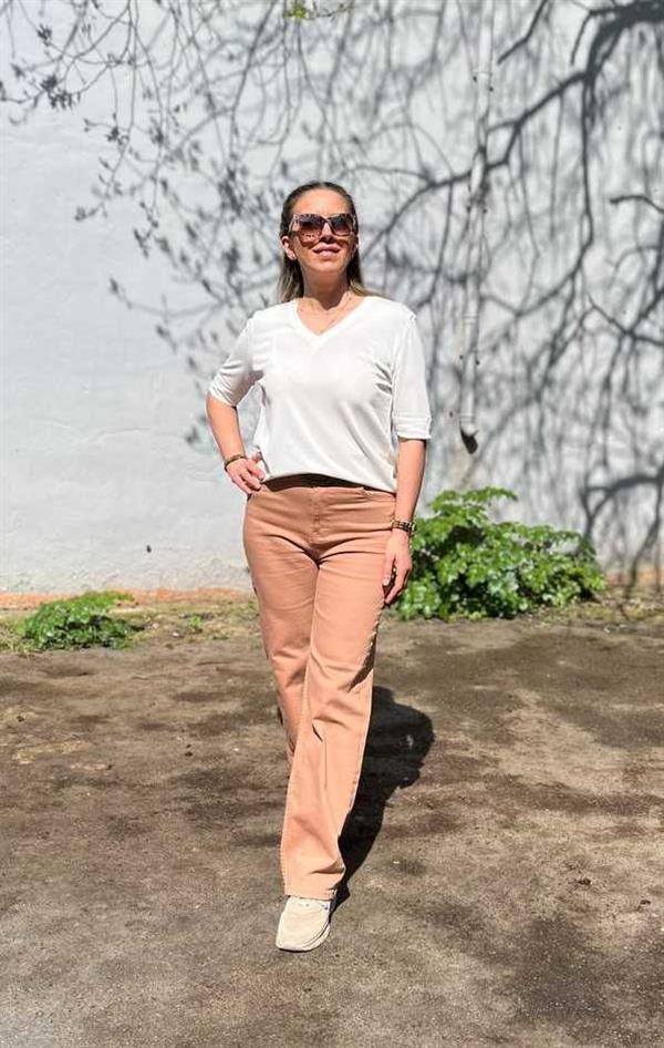 V Yaka Düğme Detaylı Triko