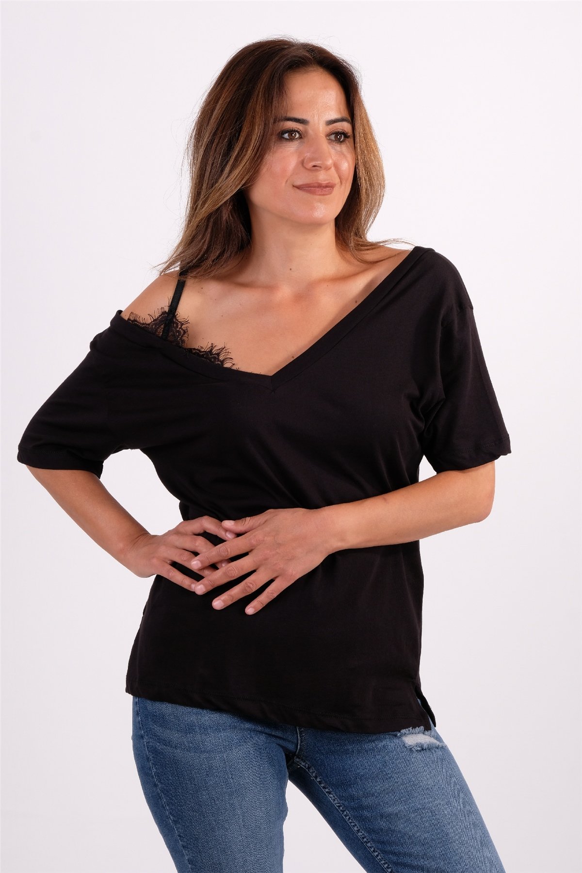 V Yaka Tek Omuz Dantel Detaylı Tshirt