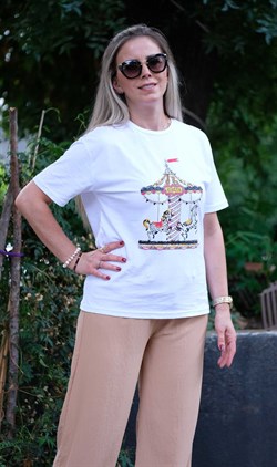 Beyaz Atlı Karınca Pul Taş İşlemeli T-Shirt