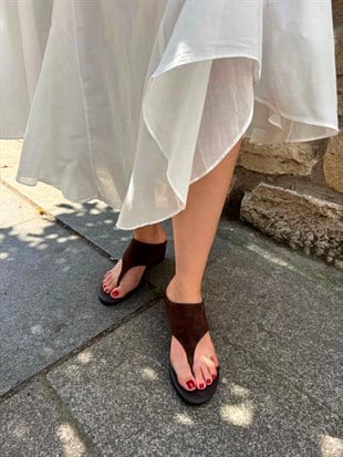 8018 KAHVERENGİ SÜET DERİ DOLGU TABAN SANDALET