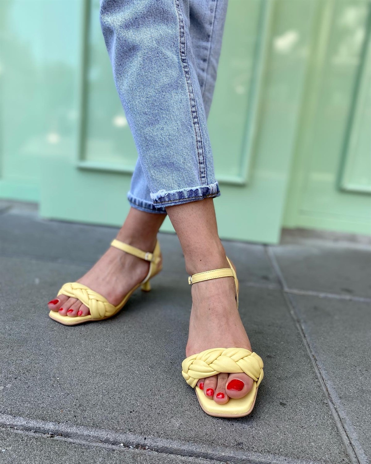 SARI HAKİKİ DERİ 5286 KADIN SANDALET