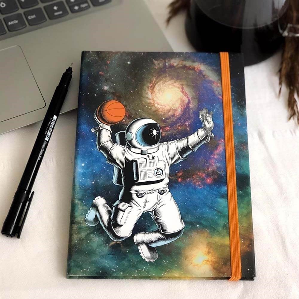 Basketbol Oynayan Astronot Tasarımlı Lastikli Çizgisiz Defter