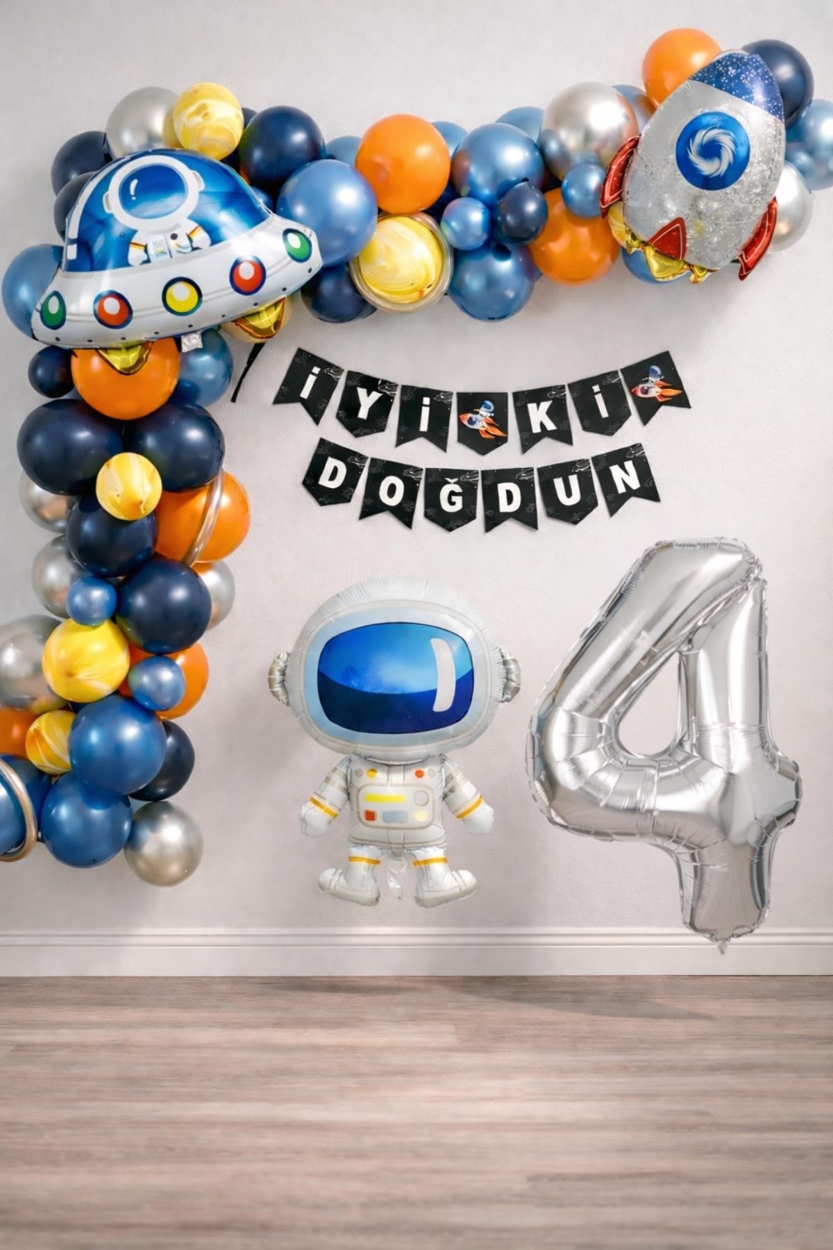 Uzay Temalı Doğum Günü Seti 4 Yaş; 4 Adet Folyo, 60 Lateks Balon, Banner, Balon Zinciri, Balon Bandı
