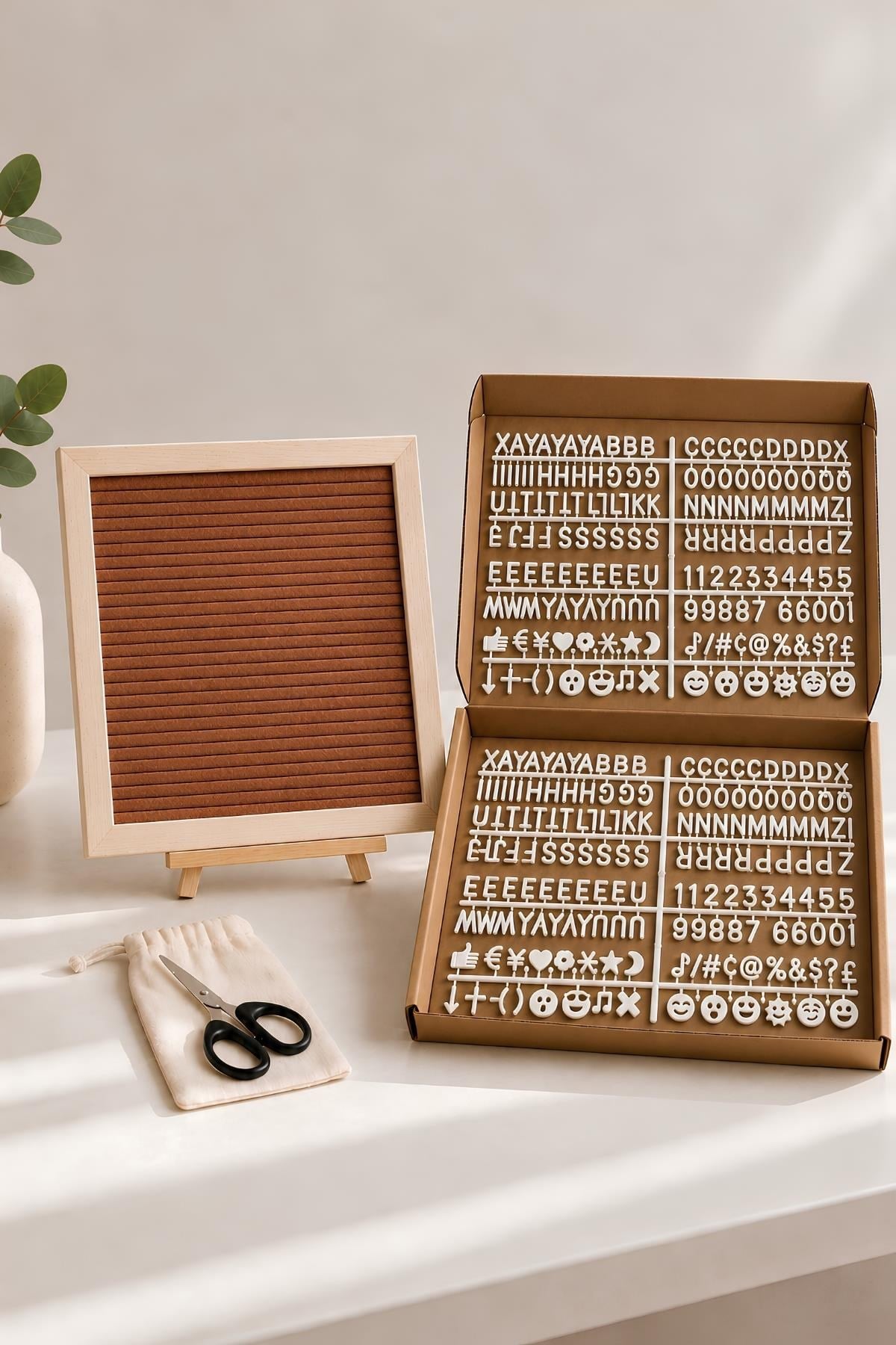 WoodArt Premium Letter Board Seti, Ceviz Kahve Keçe Yüzeyli Doğal Çam Ahşap Yazı Panosu – Şövale Standlı Dekoratif Set