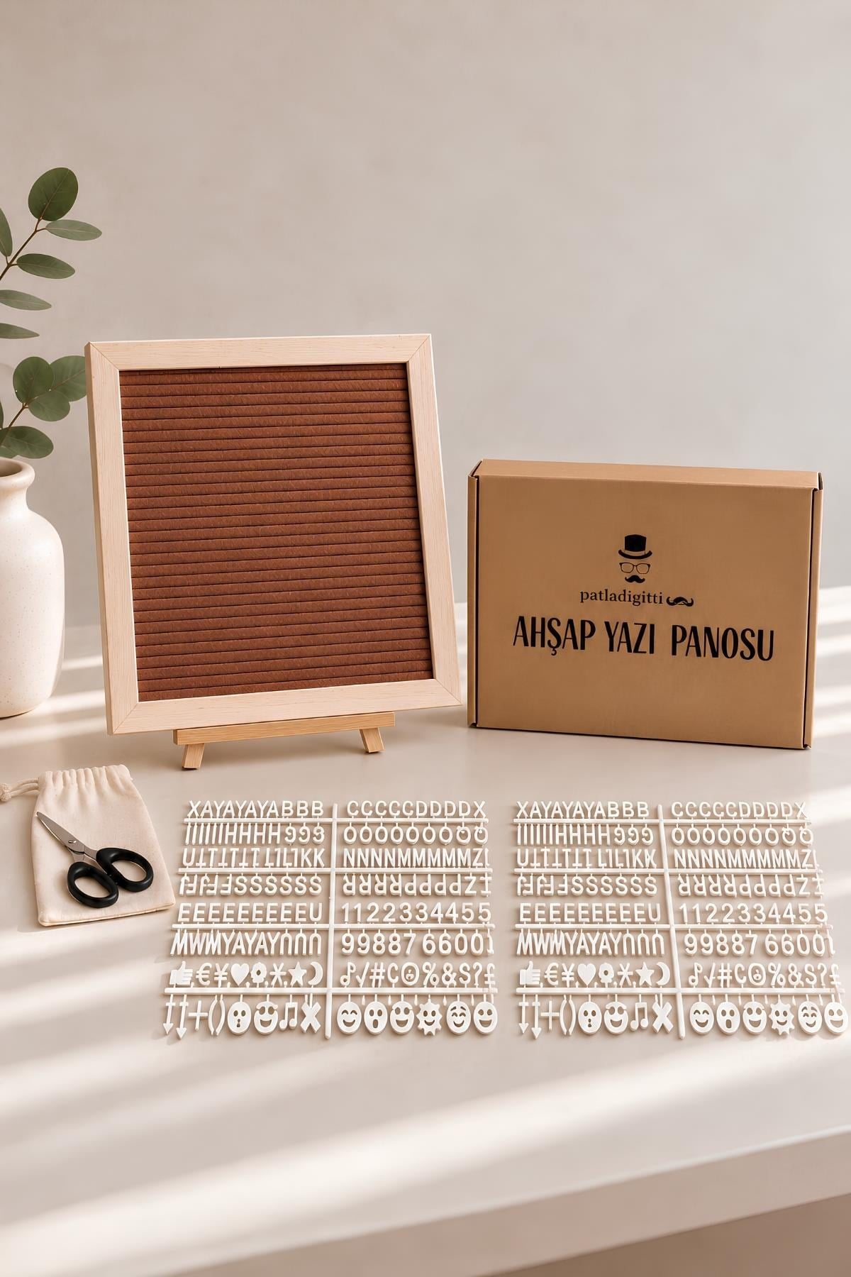 WoodArt Premium Letter Board Seti, Ceviz Kahve Keçe Yüzeyli Doğal Çam Ahşap Yazı Panosu – Şövale Standlı Dekoratif Set