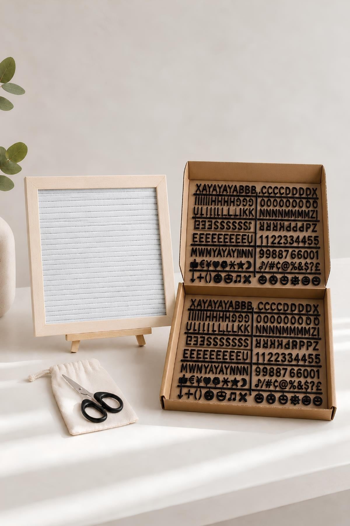 WoodArt Premium Letter Board Seti, İnci Beyazı Keçe Yüzeyli Doğal Çam Ahşap Yazı Panosu – Şövale Standlı Dekoratif Set