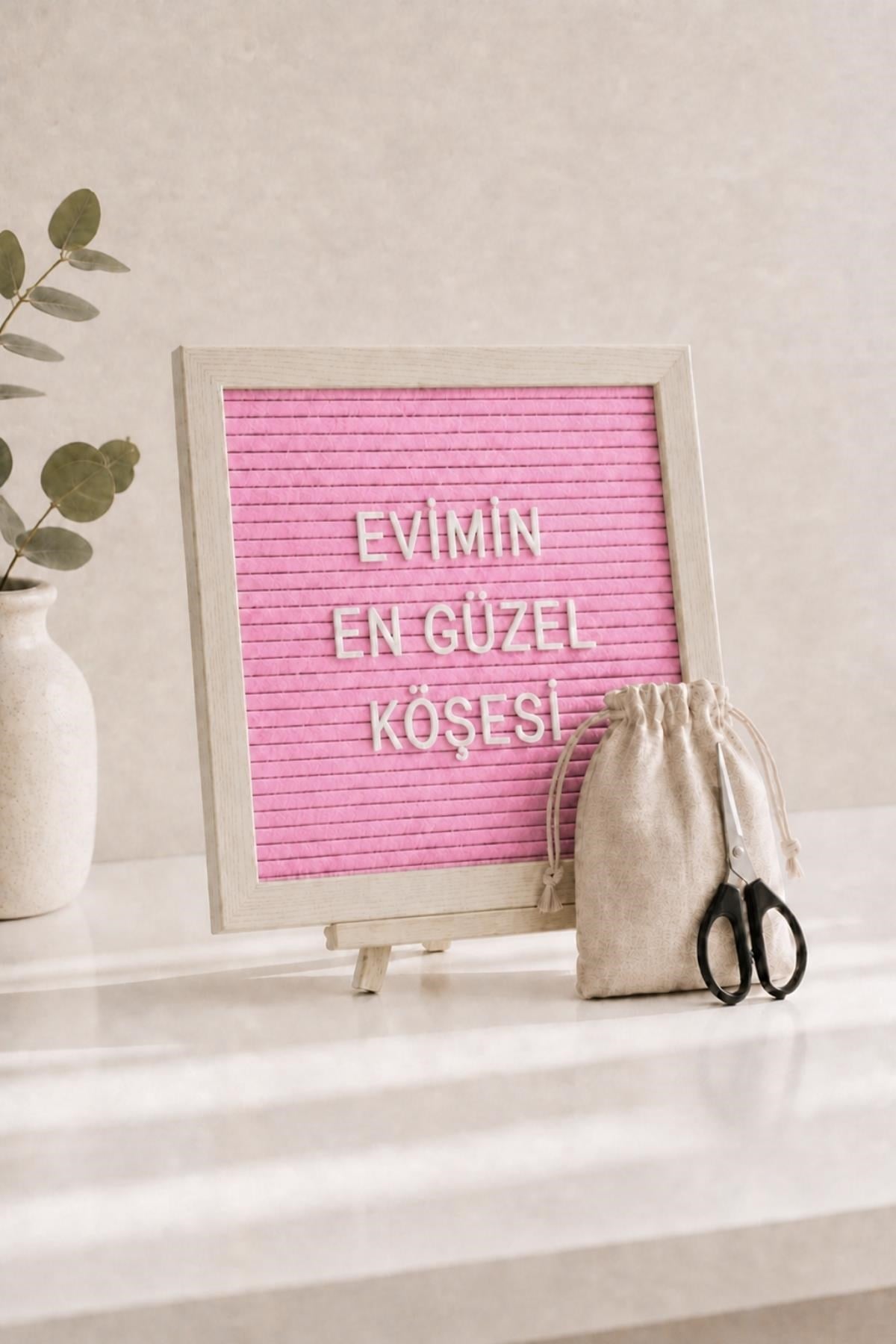 WoodArt Premium Letter Board Seti, Pudra Pembe Keçe Yüzeyli Doğal Çam Ahşap Yazı Panosu – Şövale Standlı Dekoratif Set