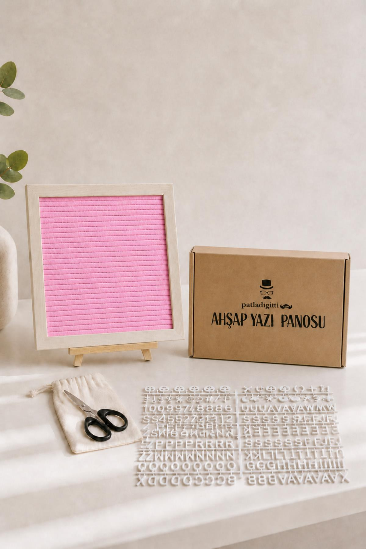 WoodArt Premium Letter Board Seti, Pudra Pembe Keçe Yüzeyli Doğal Çam Ahşap Yazı Panosu – Şövale Standlı Dekoratif Set
