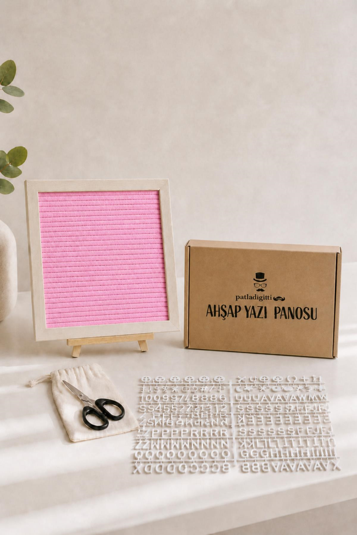 WoodArt Premium Letter Board Seti, Pudra Pembe Keçe Yüzeyli Doğal Çam Ahşap Yazı Panosu – Şövale Standlı Dekoratif Set