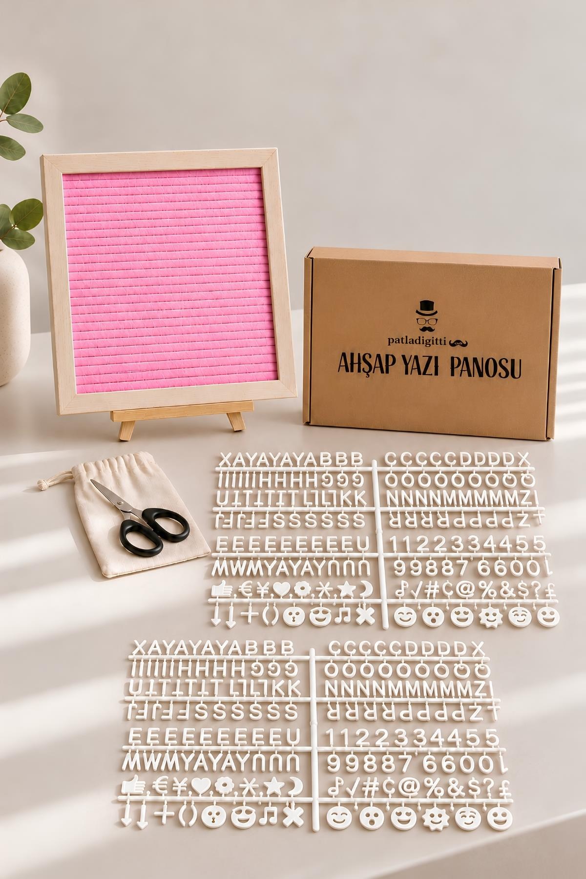 WoodArt Premium Letter Board Seti, Pudra Pembe Keçe Yüzeyli Doğal Çam Ahşap Yazı Panosu – Şövale Standlı Dekoratif Set
