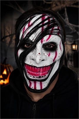 Beyaz Kanlı Gülümseyen Korku Maskesi – Siyah Saç Detaylı Halloween Cadılar Bayramı Maskesi