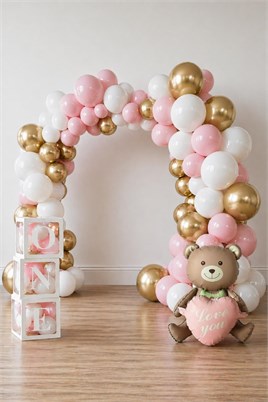 Krom Gold, Makaron Pembe ve Beyaz Balon Temalı 1 Yaş Set; ONE Kutu Pembe Kalpli Ayıcık Folyo Ve Balon Zincir Set