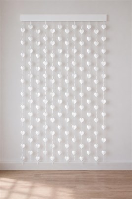 Metalize Kalp Beyaz Arka Plan Perdesi 200x100 cm