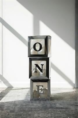 One Yazılı Gümüş Kutu ve Balon Seti Bebek 1 Yaş Doğum Günü Kutlama