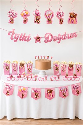 Pembe Ayıcık Temalı Doğum Günü Parti Seti – Banner, Tavan Süsü, Gözlük, Pasta Figürü ve Mısır Kutusu Seti