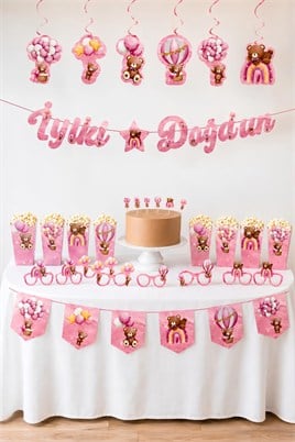 Pembe Ayıcık Temalı Doğum Günü Parti Seti – Banner, Tavan Süsü, Gözlük, Pasta Figürü ve Mısır Kutusu Seti