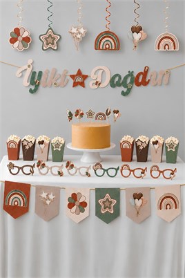 Retro Temalı Doğum Günü Parti Seti – İyi Ki Doğdun Banner, Tavan Sarkıt, Gözlük, Pasta Süsü ve Mısır Kutusu