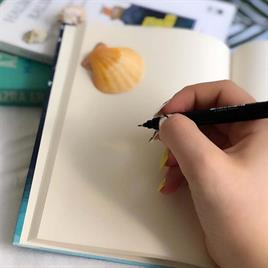 Satürnlü Kız Tasarımlı Lastikli Çizgisiz Defter