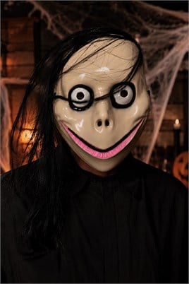 Uzun Siyah Saçlı Beyaz Gülümseyen Korku Maskesi – Halloween Cadılar Bayramı Tam Yüz Maske