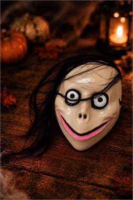 Uzun Siyah Saçlı Beyaz Gülümseyen Korku Maskesi – Halloween Cadılar Bayramı Tam Yüz Maske