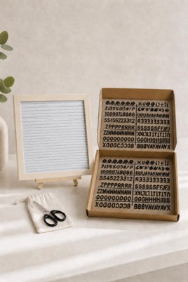 WoodArt Premium Letter Board Seti, İnci Beyazı Keçe Yüzeyli Doğal Çam Ahşap Yazı Panosu – Şövale Standlı Dekoratif Set