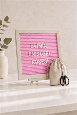 WoodArt Premium Letter Board Seti, Pudra Pembe Keçe Yüzeyli Doğal Çam Ahşap Yazı Panosu – Şövale Standlı Dekoratif Set