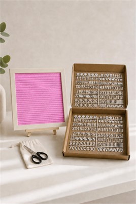 WoodArt Premium Letter Board Seti, Pudra Pembe Keçe Yüzeyli Doğal Çam Ahşap Yazı Panosu – Şövale Standlı Dekoratif Set