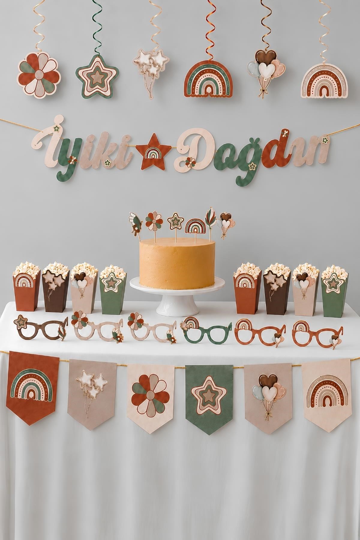 Retro Temalı Doğum Günü Parti Seti – İyi Ki Doğdun Banner, Tavan Sarkıt, Gözlük, Pasta Süsü ve Mısır Kutusu