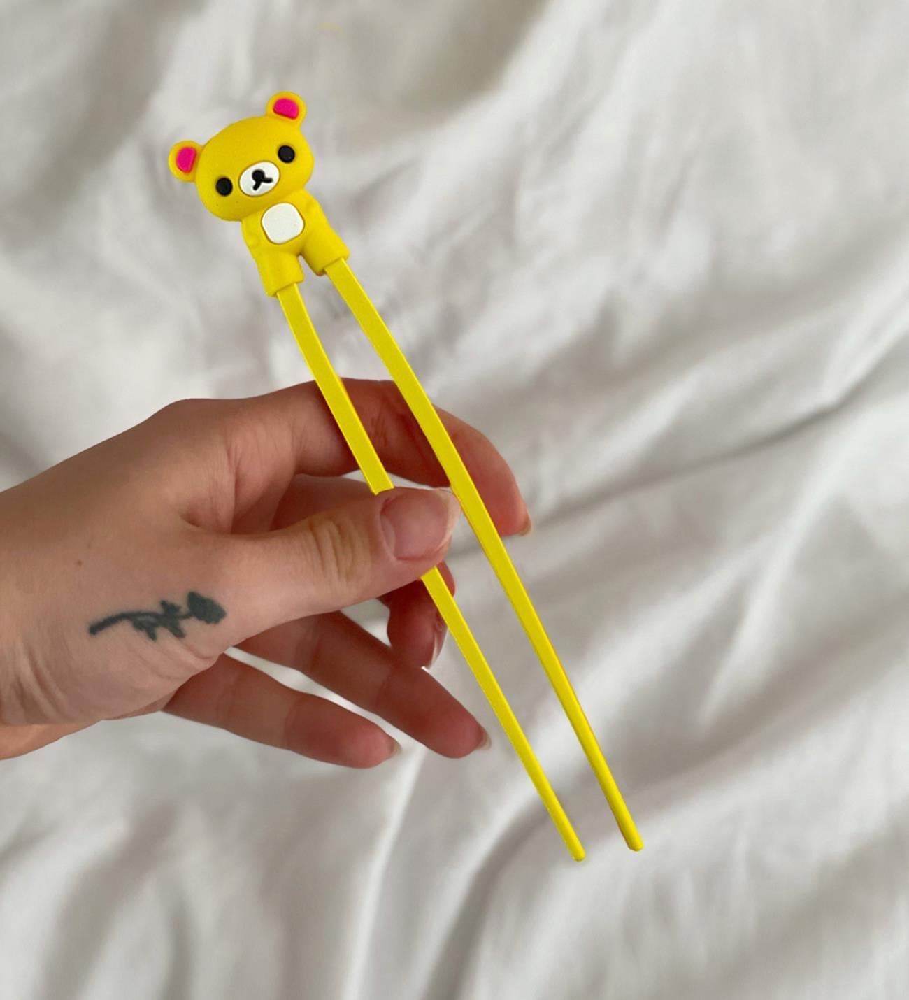 Sarı Renkli Chopstick Ve Chopstick Öğrenme Aparatı Beyaz