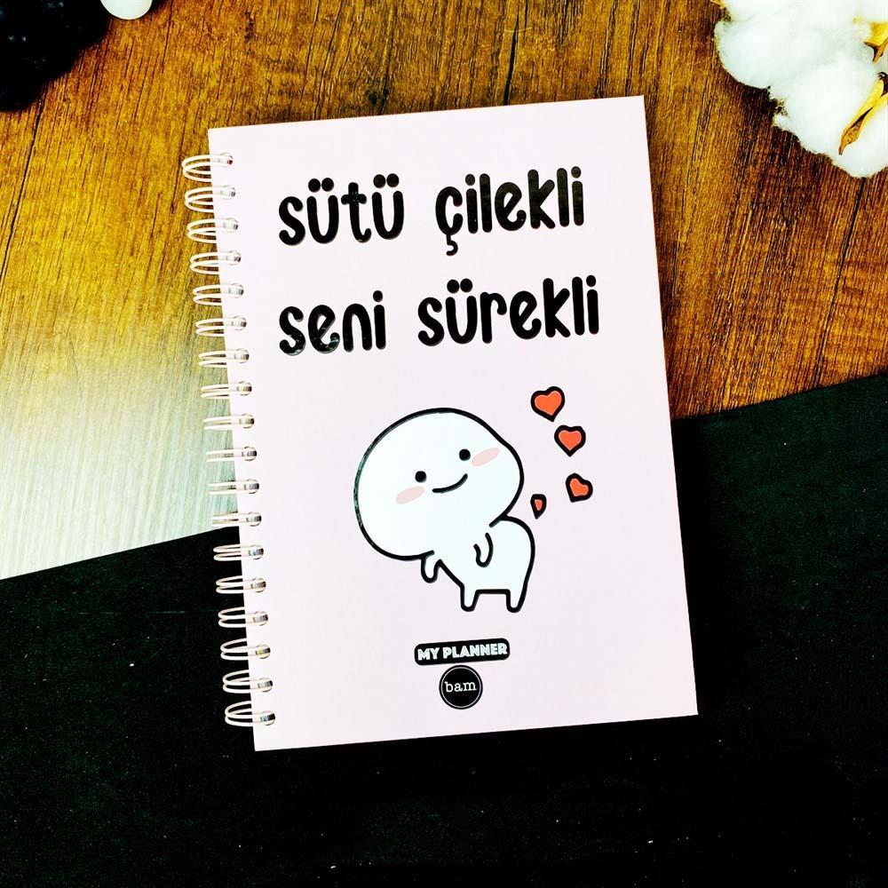 Sütü Çilekli Seni Sürekli Tasarımlı Spiralli Sticker'lı Tarihsiz Konuşan Ajanda Haftalık Planlayıcı Defter