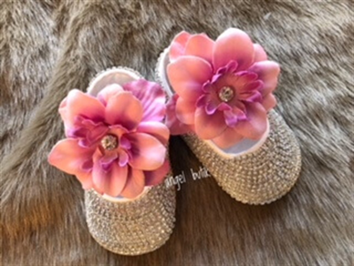 Çiçek Detaylı Taş Patik