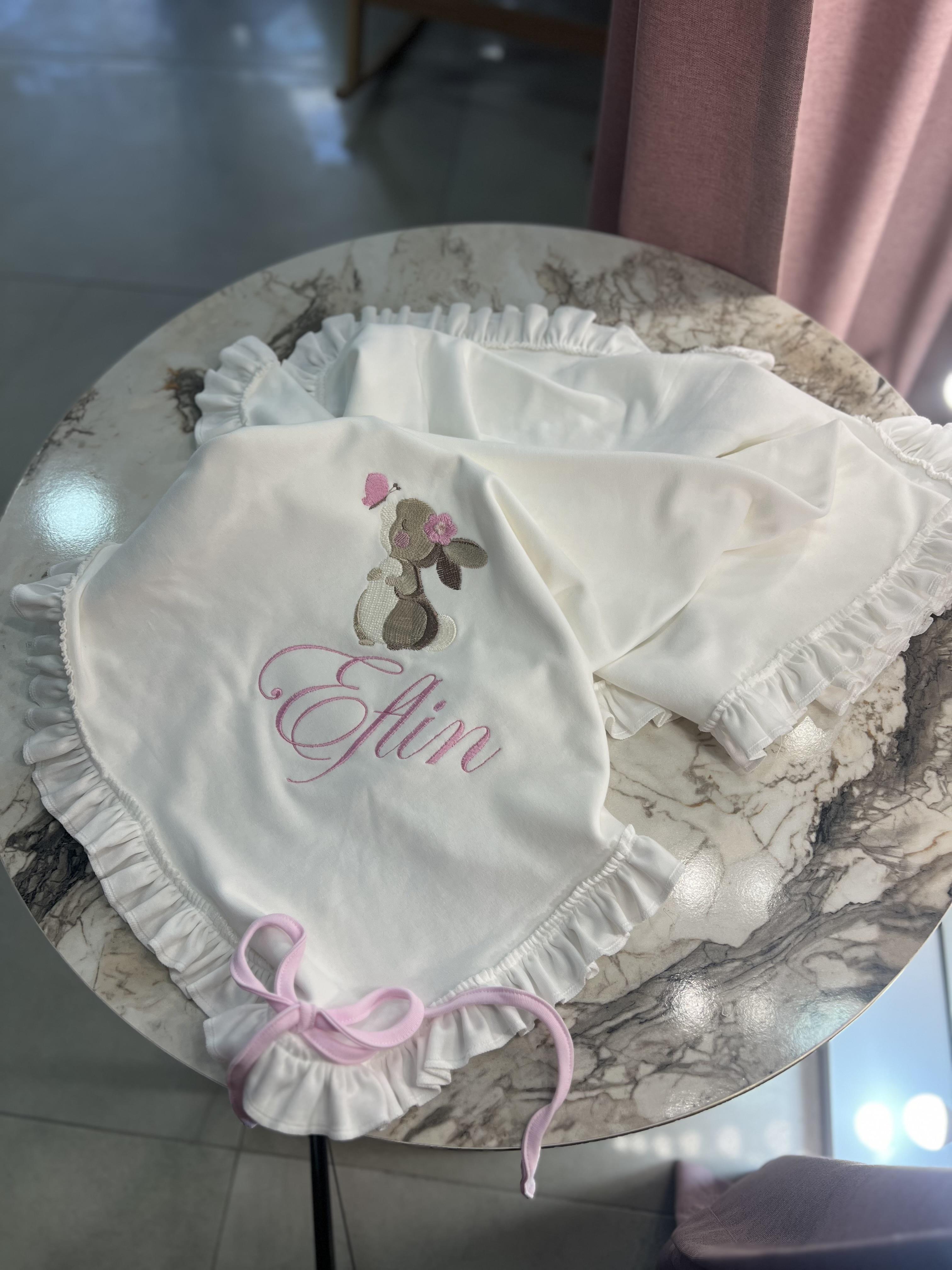 Tavşan Nakışlı Nina Fırfırlı İsimli Bebek Battaniye