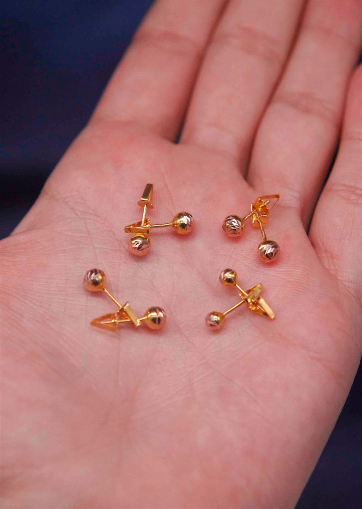 Altın Üçgen  Vidalı Top Küpe