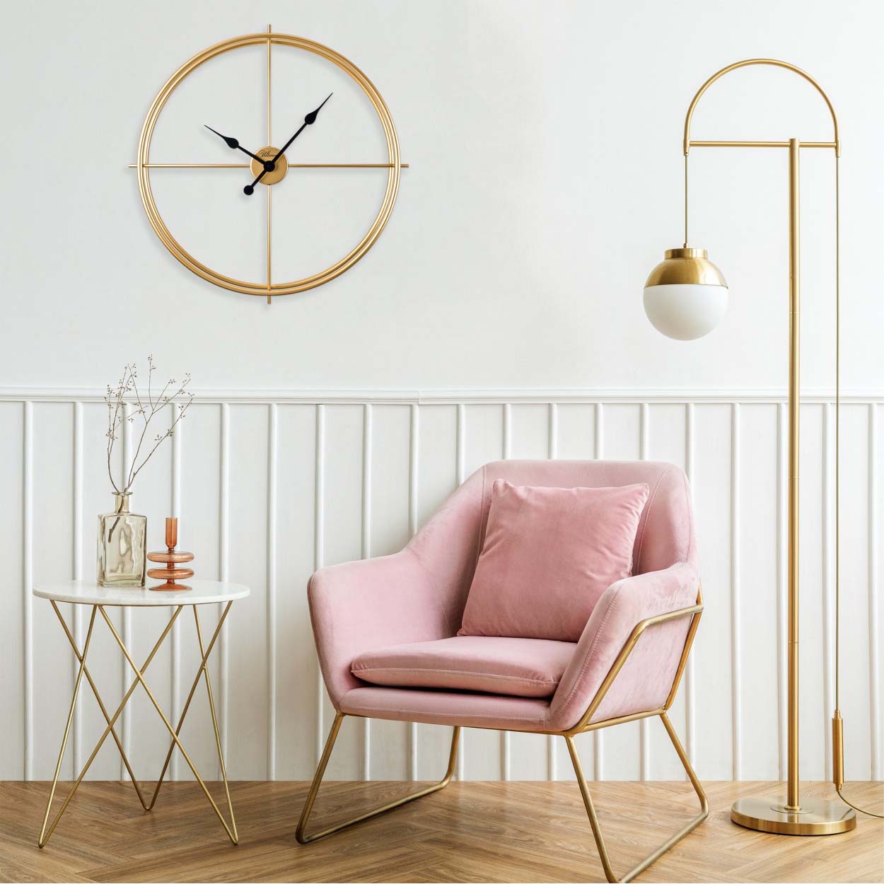 Ev dekorasyonunda şıklığı tamamlayan minimalist altın duvar saati, modern iç mekan görseli.