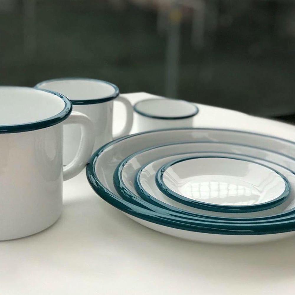 Çamlıca Home - Farklı boyutlarda beyaz emaye tabak ve kupa sunumu