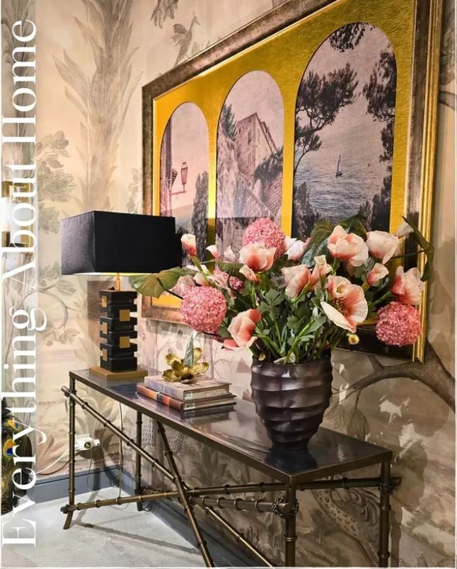 Mikasa Moor Büyük Pembe Yapay Çiçek Aranjmanı, Siyah Lambalı Konsol ve Altın Çerçeveli Tablo