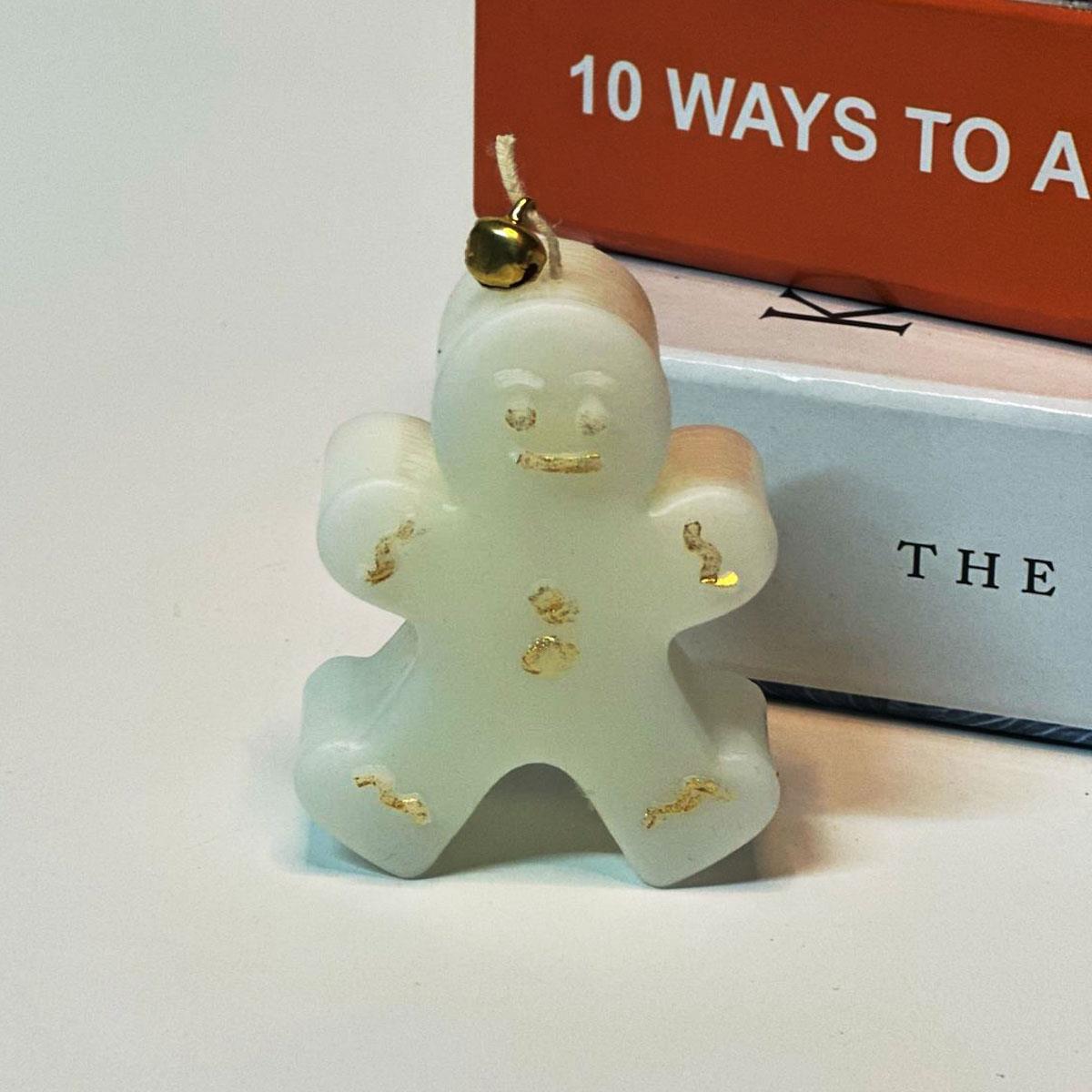 7 cm yüksekliğinde el boyama, kokulu kurabiye adam figürlü mum. Dekoratif, minik yılbaşı ve kış konsepti mumu.